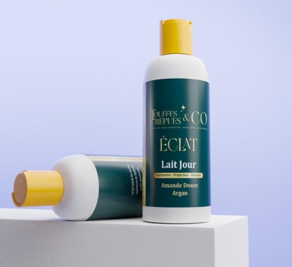Image d’un lait hydratant pour le jour enrichi en huile d’amande douce et d’argan, conçu pour nourrir et adoucir la peau.